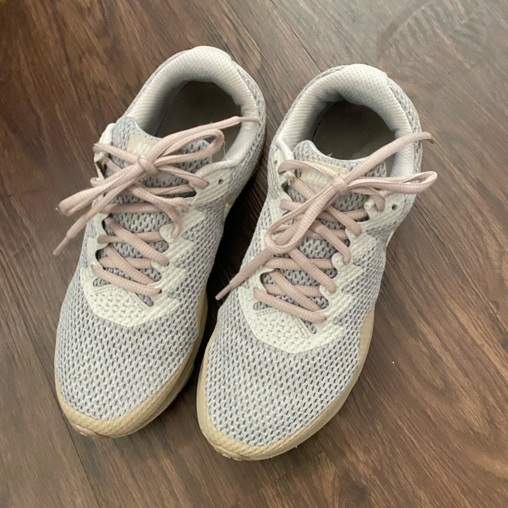 Women Nice comfortable 
Nike air ZOOM athletic shoes
